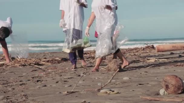 Gruppo Volontari Ambientali Che Camminano Lungo Spiaggia Sporca Disordinata Raccogliendo — Video Stock