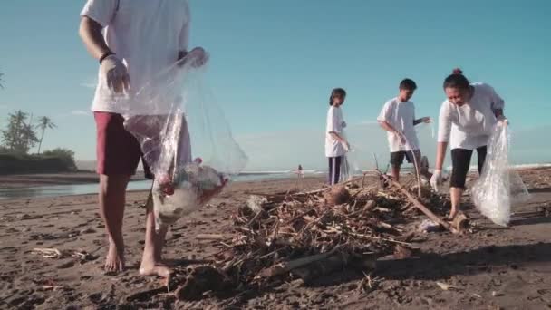 Teljes Felvétel Egyik Legszennyezettebb Strandról Tele Koszos Homokkal Gallyakkal Almokkal — Stock videók