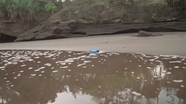 Dollying Πλάνα Από Απομονωμένο Πλαστικό Μπουκάλι Ξεβράστηκε Στην Ακτή Από — Αρχείο Βίντεο
