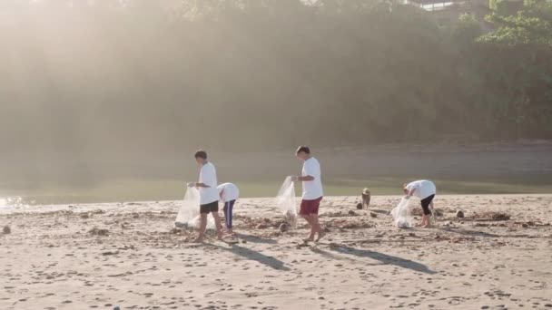 Opeenvolging Van Footages Van Indonesische Vrijwilligers Die Langs Afgedankte Kustlijn — Stockvideo