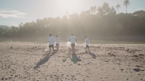 Nagranie Dolllying Zespołu Indonezyjskich Wolontariuszy Sprzątających Wybrzeże Pełne Odpadów Plastiku — Wideo stockowe