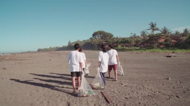 Imágenes Completas Protectores Ambientales Caminando Por Playa Arrastrando Bolsas Basura — Vídeo de stock