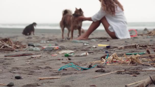 Nenhuma Filmagem Facial Mulher Solitária Irreconhecível Com Longos Cabelos Encaracolados — Vídeo de Stock