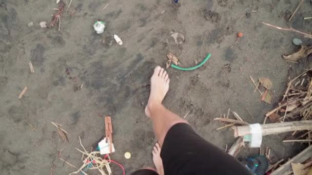 Imagens Ponto Vista Pernas Masculinas Irreconhecíveis Cães Locais Andando Longo — Vídeo de Stock