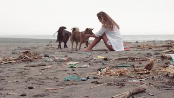Colpo Pieno Giovane Bella Donna Seduta Sulla Spiaggia Inquinata Spazzatura — Video Stock