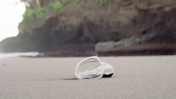 粗心大意的人类向海岸线抛掷的一个未完成的碎塑料杯的特写 — 图库视频影像