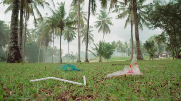 Menusuk Cuplikan Kantong Plastik Dan Sedotan Yang Tergeletak Padang Rumput — Stok Video