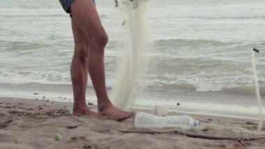 Tanımlanamayan Endonezyalı adamın özel ağ yardım ortamında yakalanan plastik çöplerden kurtuluşunun düşük kesiminden.