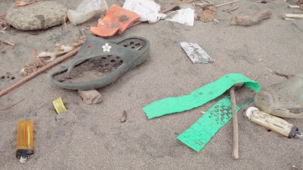 Jeden Nejvíce Znečištěných Pobřeží Bez Lidí Hromady Toxického Odpadu Plastu — Stock video