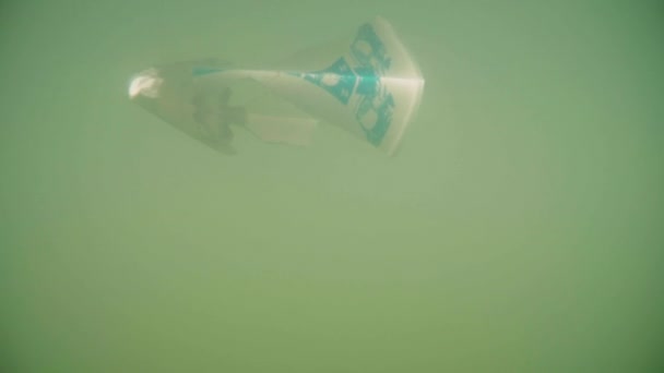 Onderwaterbeelden Van Plastic Zwerfvuil Dat Drijft Groen Vuil Water Vergiftiging — Stockvideo