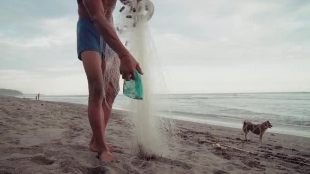Låg Sektion Bilder Lokala Indonesiska Mannen Vid Kusten Att Plast — Stockvideo