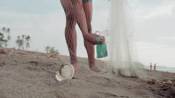 Cuplikan Bagian Rendah Dari Pria Tak Dikenal Berjalan Sepanjang Pantai — Stok Video