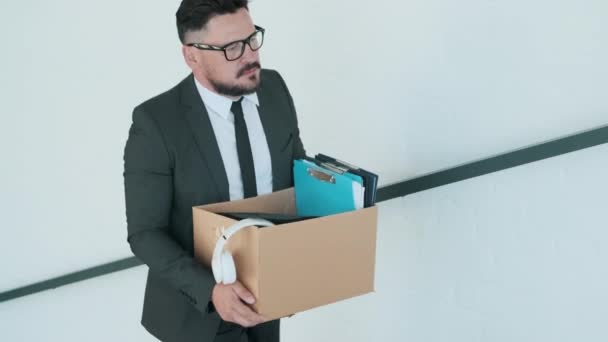 Zeitlupenaufnahme Eines Reifen Mannes Mit Brille Der Nach Einem Quarantäne — Stockvideo