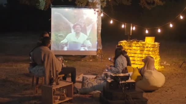 Secuencia Tomas Amigos Felices Parejas Viendo Películas Aire Libre Con — Vídeo de stock