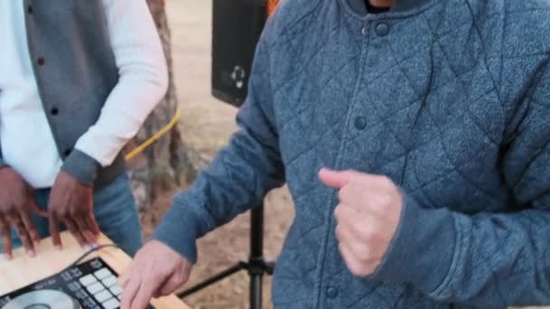 Sequência Fotos Caucasiano Masculino Ajustando Som Misturando Música Deck Tocando — Vídeo de Stock