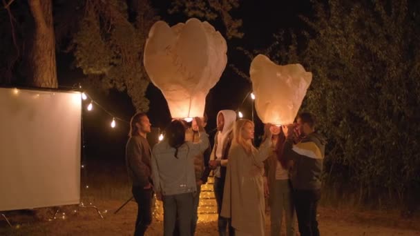 Sequence Shots Joyful Company Close Friends Preparing Chinese Lanterns Flying — Stock Video