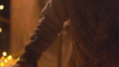 Neşeli DJ 'in kulaklıkla, yaz partisinde müziği karıştırırken, açık havada dans ederken,