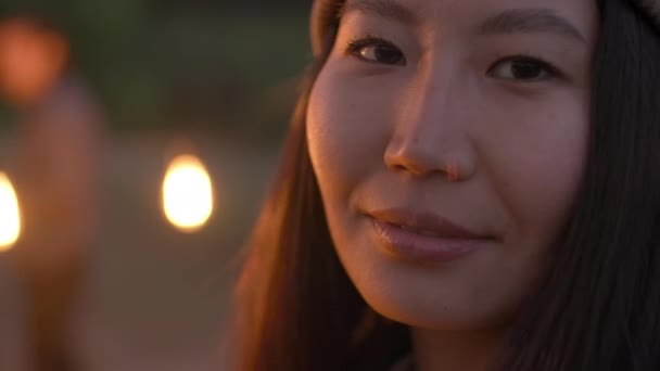 Медленный Крупным Планом Портрет Красивой Молодой Азиатской Женщины Открытом Воздухе — стоковое видео
