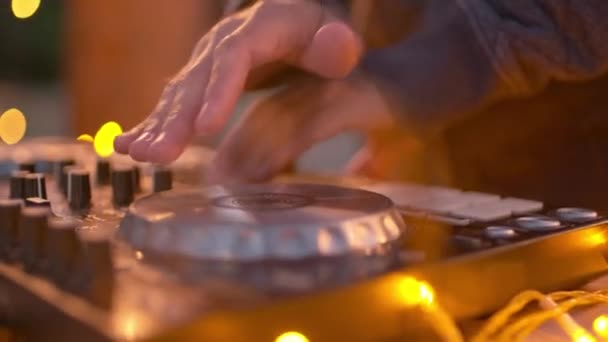 Disarida Karistirma Konsolunda Müzik Çalan Taninamayan Erkek Elleri Yaklasiyor — Stok video