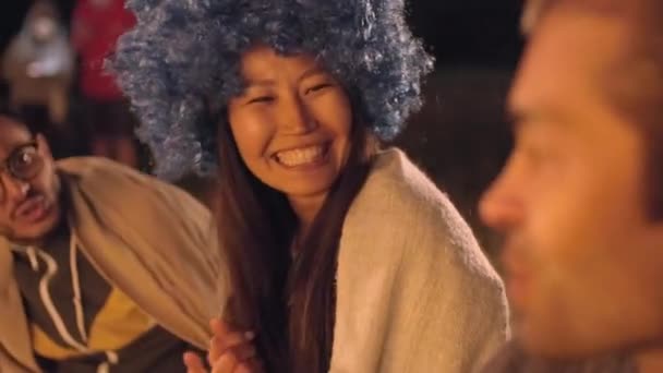 Close Van Multi Etnische Vrienden Praten Emotioneel Lachen Hardop Terwijl — Stockvideo