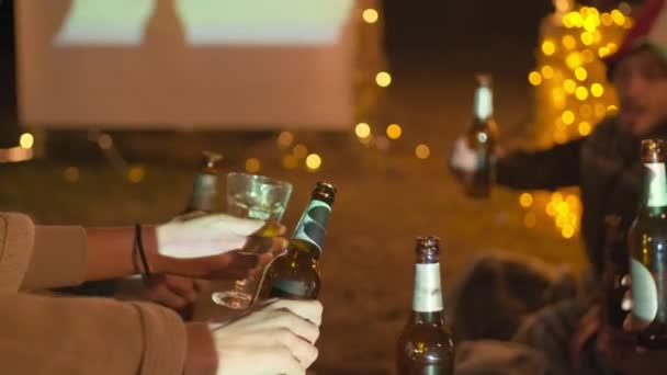 Крупним Планом Невизначені Чоловічі Жіночі Руки Тримають Пляшки Пива Келихи — стокове відео