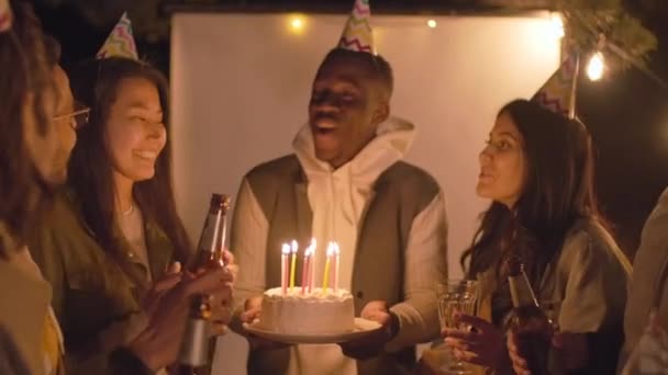 Medio Tiro Alegre Compañía Amigos Felicitando Feliz Mujer Asiática Deseando — Vídeos de Stock