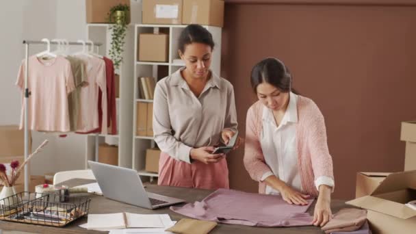 Tiro Médio Mulheres Jovens Multi Étnicas Mesa Escritório Pequena Loja — Vídeo de Stock