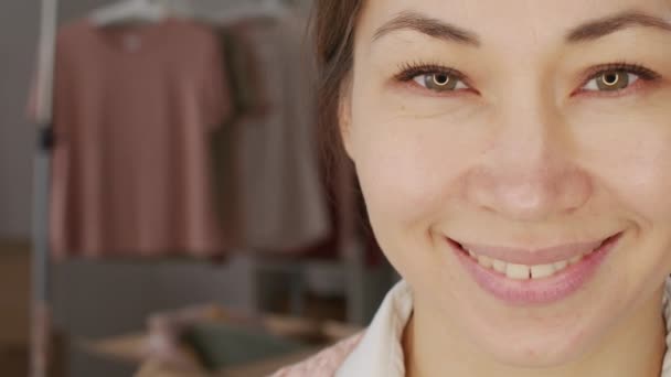 Pan Крупный План Счастливой Азиатской Женщины Красивыми Глазами Смотрящей Камеру — стоковое видео