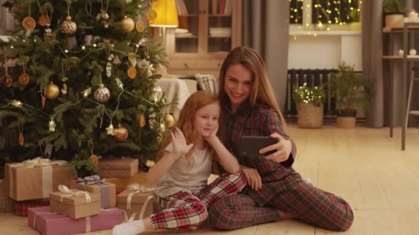 Felice Mamma Figlia Pigiama Scacchi Seduti Sotto Grande Albero Natale — Video Stock
