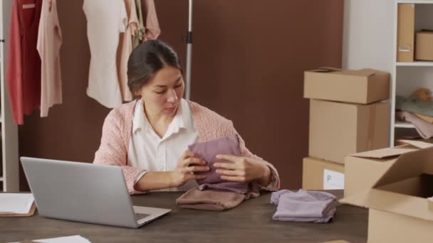 Slowmo Tracking Der Asiatin Die Tisch Büro Eines Kleinen Online — Stockvideo