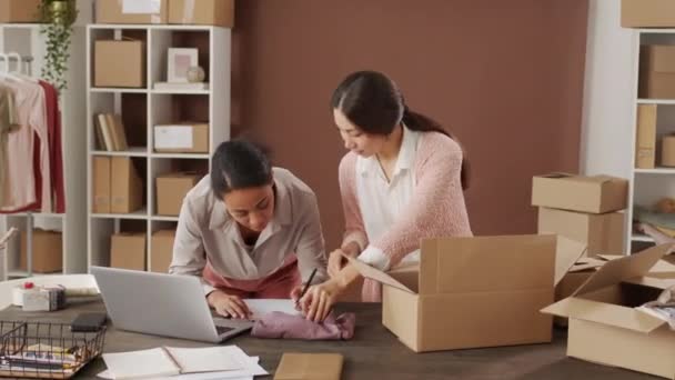 Сліди Багатонаціональними Жінками Перевіряють Порядок Офісі Малого Інтернет Магазину Азійка — стокове відео