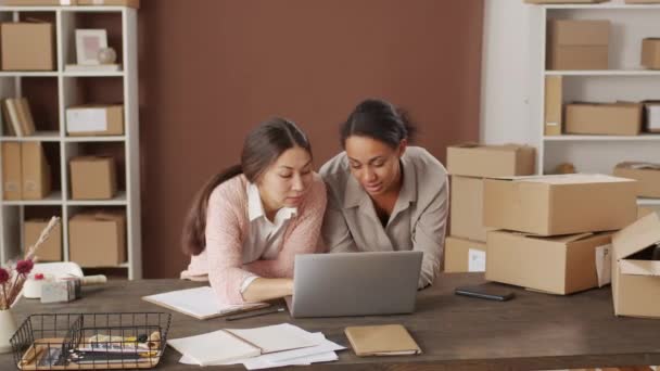 Seguimiento Alegres Mujeres Jóvenes Multiétnicas Mirando Pantalla Del Ordenador Portátil — Vídeo de stock