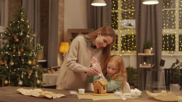 Середній Знімок Щасливої Матері Маленької Дочки Прикрашає Саморобний Імбирний Будинок — стокове відео