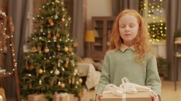 Retrato Dulce Niña Escuela Mirando Cámara Con Caja Navidad Regalos — Vídeos de Stock