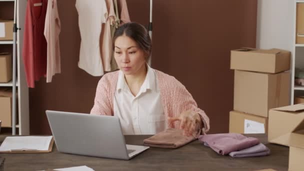 Slowmo Retrato Tiro Mulher Jovem Asiática Sentado Mesa Escritório Sua — Vídeo de Stock