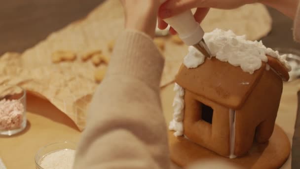 Top View Closeup Mãos Femininas Segurando Saco Tubulação Mãos Decorando — Vídeo de Stock