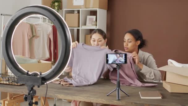 Mediana Toma Mujeres Jóvenes Multiétnicas Sentadas Mesa Filmando Video Para — Vídeo de stock