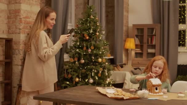 Közepes Felvétel Gyönyörű Kaukázusi Akinek Video Chat Telefonján Mutatja Karácsonyi — Stock videók