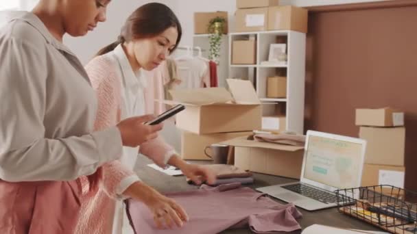 Pan Tiro Mulheres Jovens Multi Étnicas Colocando Vestuário Mesa Tirar — Vídeo de Stock