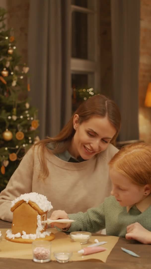 Colpo Verticale Giovane Donna Sua Figlia Seduta Tavolo Natale Decorare — Video Stock