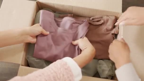 Vue Dessus Jeunes Femmes Méconnaissables Mettant Des Vêtements Pliés Dans — Video