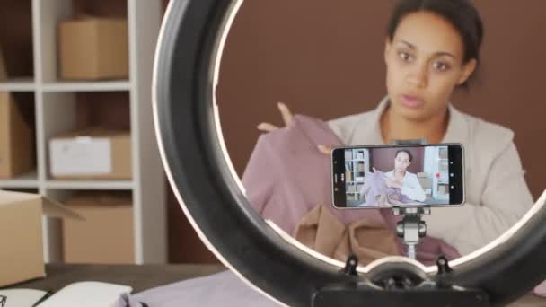 Tracking Shot Giovane Donna Afro Americana Seduta Davanti Telefono Cellulare — Video Stock