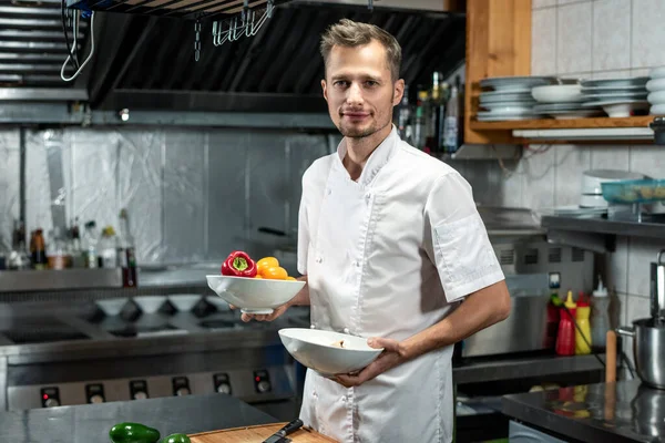 Joyeux Jeune Chef Professionnel Uniforme Blanc Tenant Deux Bols Céramique — Photo