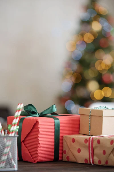 Groep Van Verpakte Kerstgeschenken Verpakt Papier Gebonden Met Linten Tafel — Stockfoto