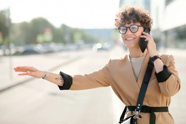 Ευτυχισμένη Νεαρή Κομψή Γυναίκα Smartphone Συμβουλευτικό Πελάτη Στο Τηλέφωνο Ενώ — Φωτογραφία Αρχείου