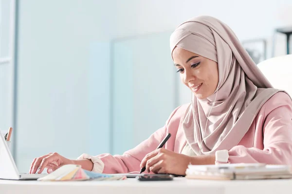 Mladý Současný Muslimský Návrhářka Hidžábu Sluchátka Retušování Obrázků Při Držení — Stock fotografie