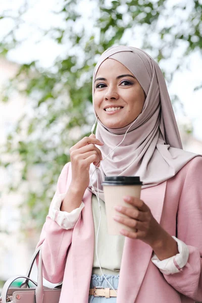 Mladý Nádherný Usměvavý Muslim Žena Sklenkou Kávy Mluvit Někým Telefonu — Stock fotografie