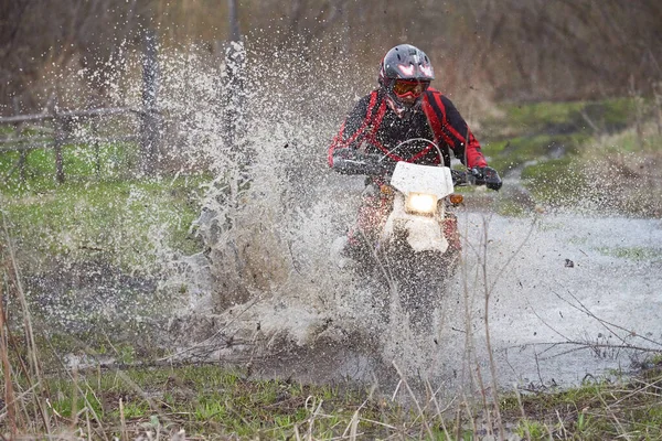 Pengendara Sepeda Motor Balap Kayu Banjir Sambil Duduk Sepedanya Selama — Stok Foto