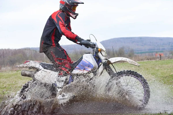 Extrem Racing Landsbygden Med Ung Idrottsman Rider Sin Cykel — Stockfoto