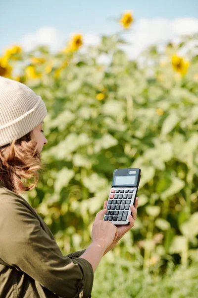 Dojrzałe Kobiety Rolnik Kalkulator Gospodarstwa Odzieży Roboczej Wciskając Jego Przyciski — Zdjęcie stockowe